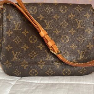 This is an authentic Louis Vuitton Bag in excellent condition.